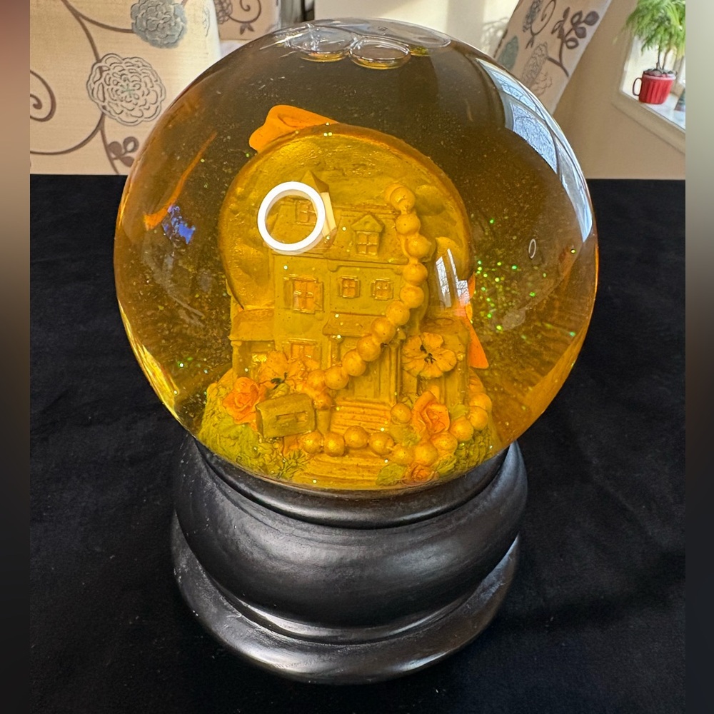 Snow Globe With The Text”Dear Mom” Inscribed On A Band Inside - Picture 3 of 5